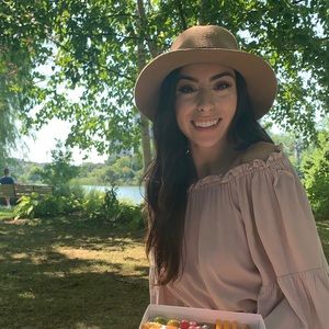 Meet your Posher, Laura